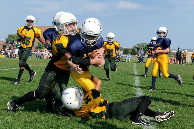 youth football players tackling